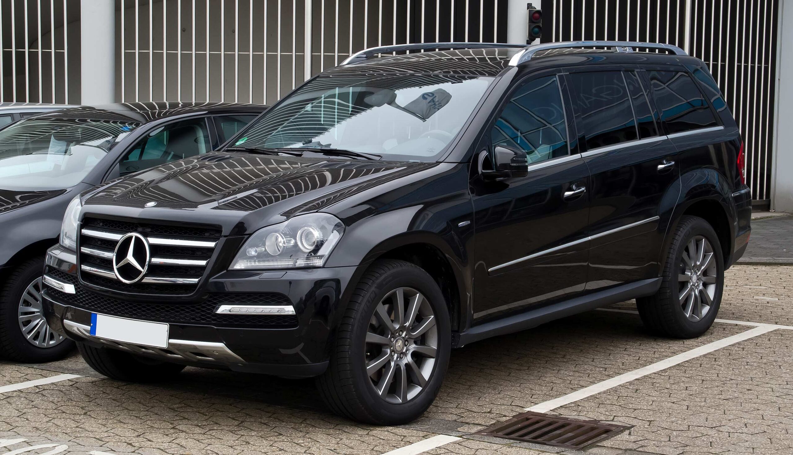 Mercedes-Benz GL-Class x164 (2007-2014): How to Replace Wiper Blades